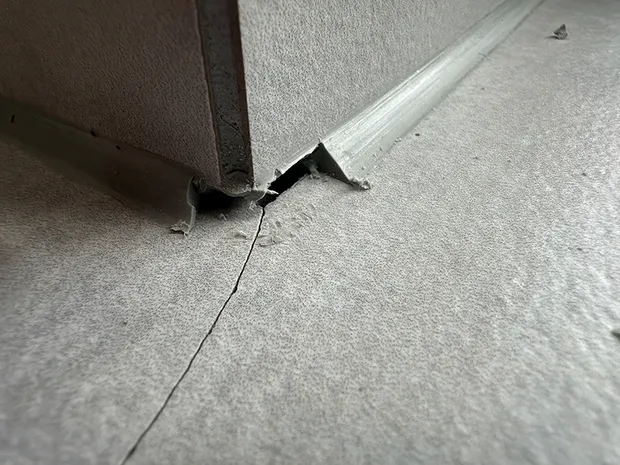 Gutachterliche Untersuchung von mangelhaft ausgeführten Fliesenarbeiten in Kitzingen