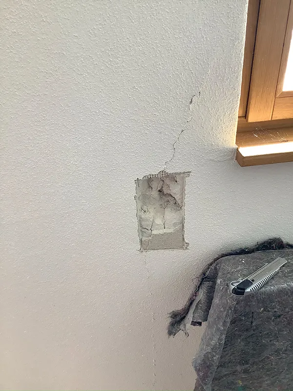 Schadensbegutachtung von Rissbildung im Innenputz in Forchheim